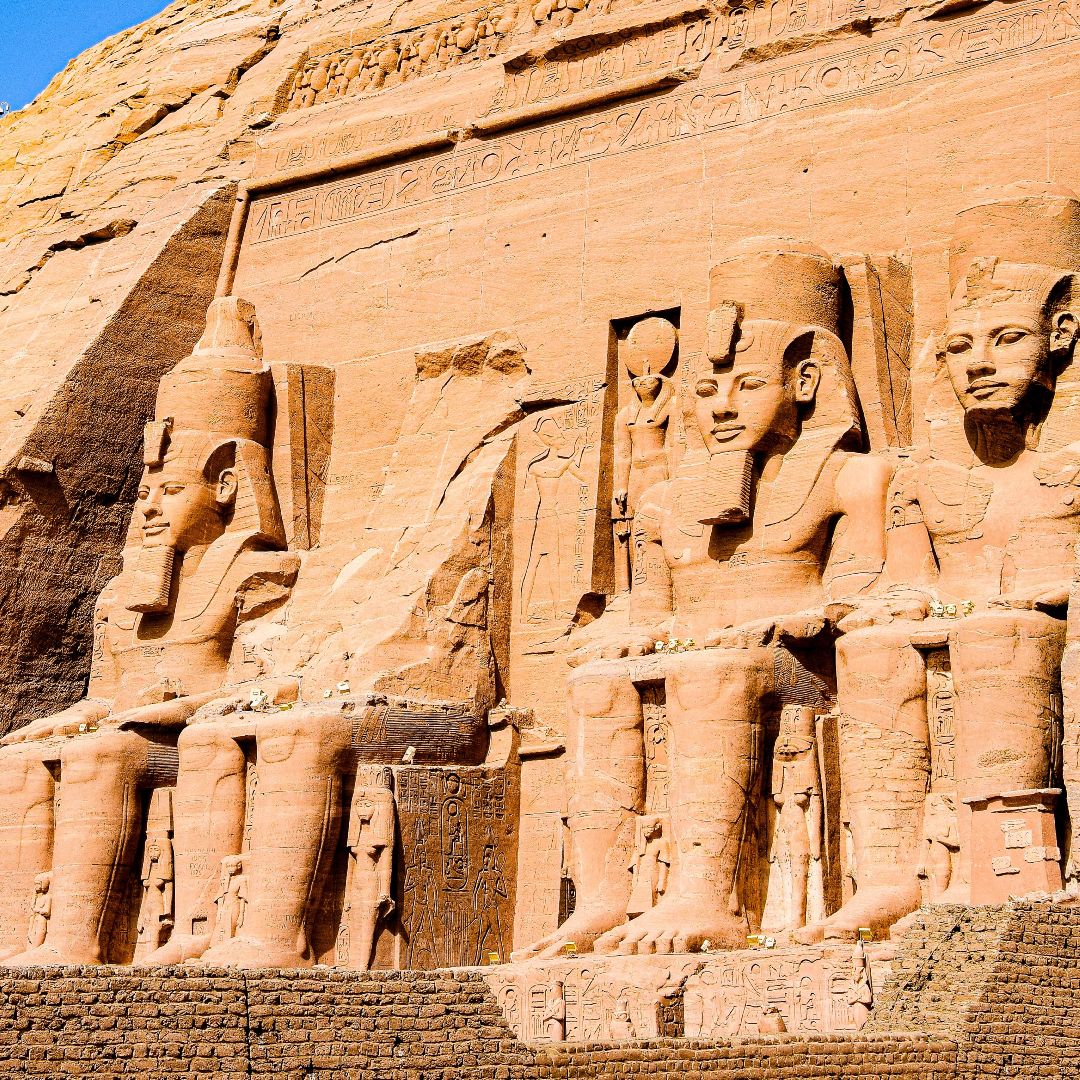 Templo de Abu Simbel, con las estatuas colosales de Ramsés II talladas en la roca