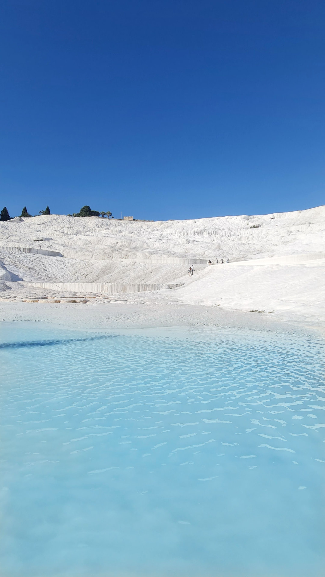 Terrazas blancas de travertino y aguas termales turquesas de Pamukkale