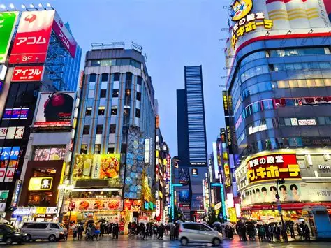 Carteles luminosos y edificios con neón en una calle de Tokio