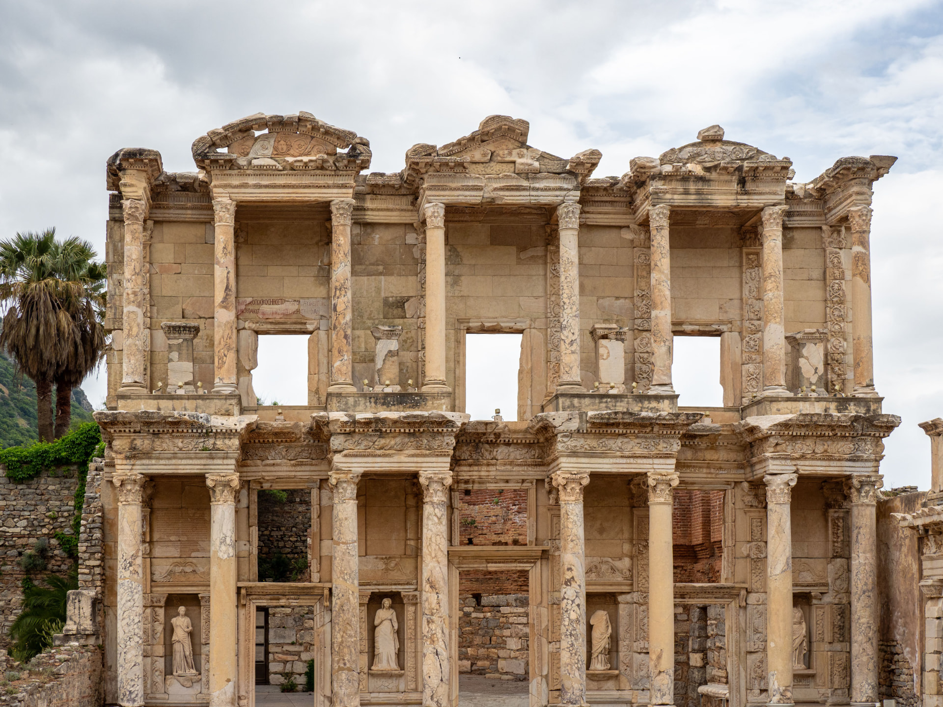 Ruinas de la antigua ciudad de Éfeso, con la Biblioteca de Celso