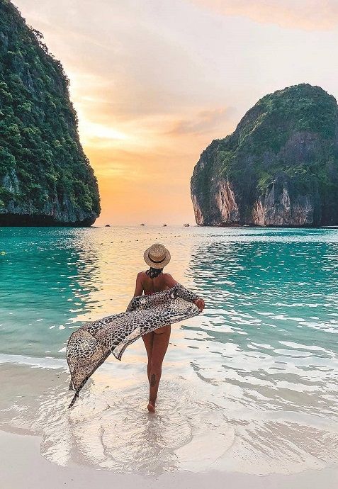 Playa de aguas cristalinas entre formaciones de roca caliza en Tailandia