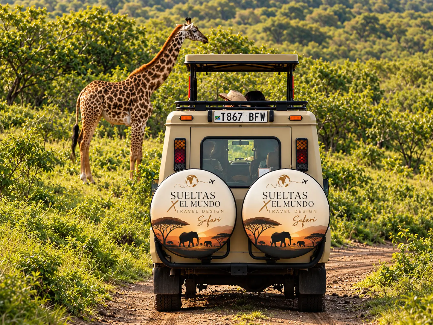 Jeep de safari con una jirafa entre la vegetación africana