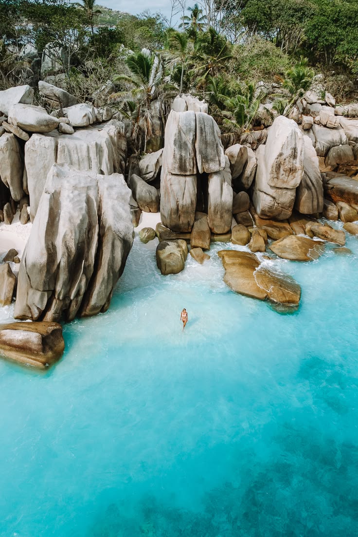 Playa de Seychelles con formaciones de granito, agua cristalina y vegetación tropical