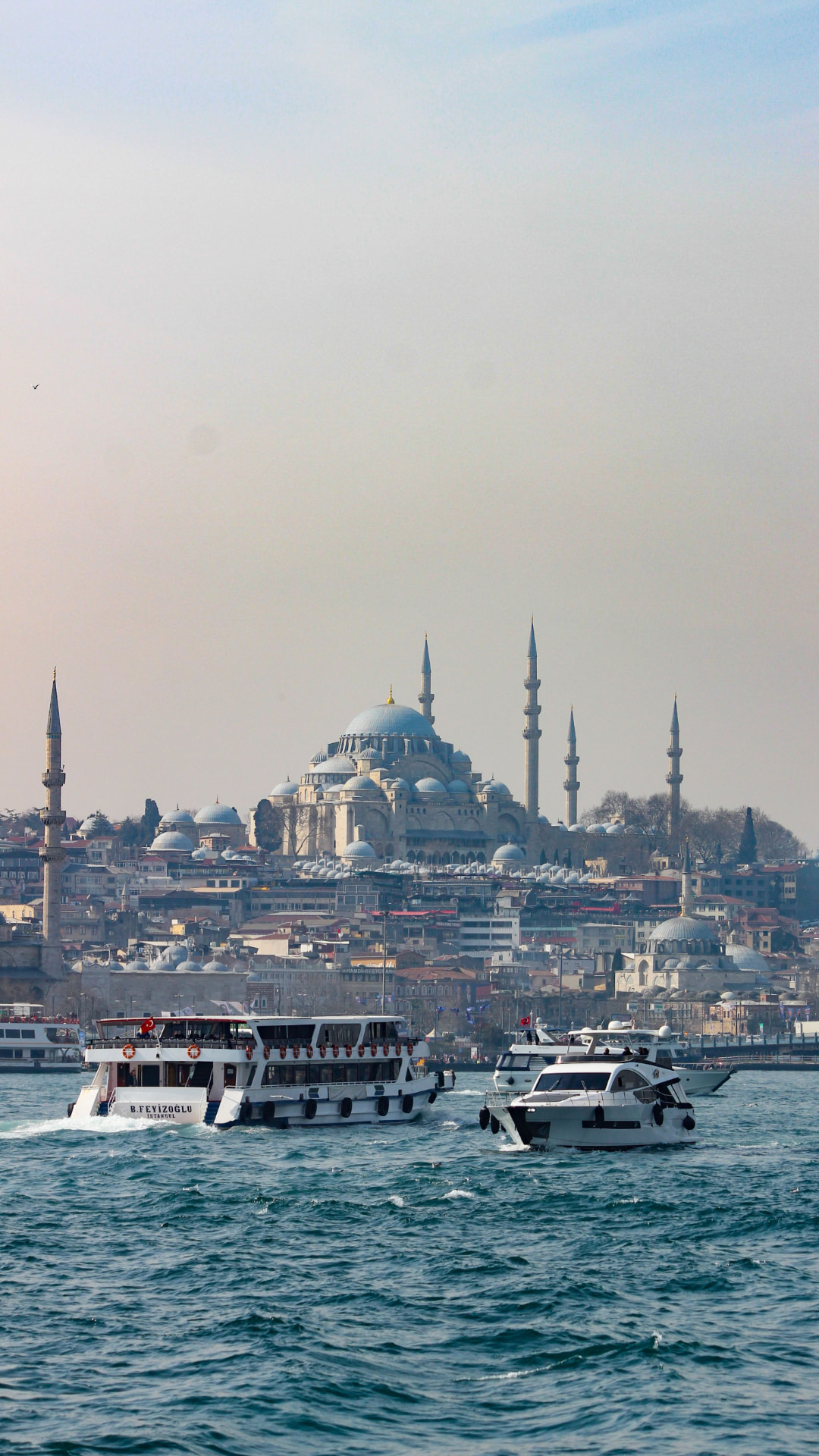 La mezquita de Süleymaniye y los barcos del Bósforo, en Estambul