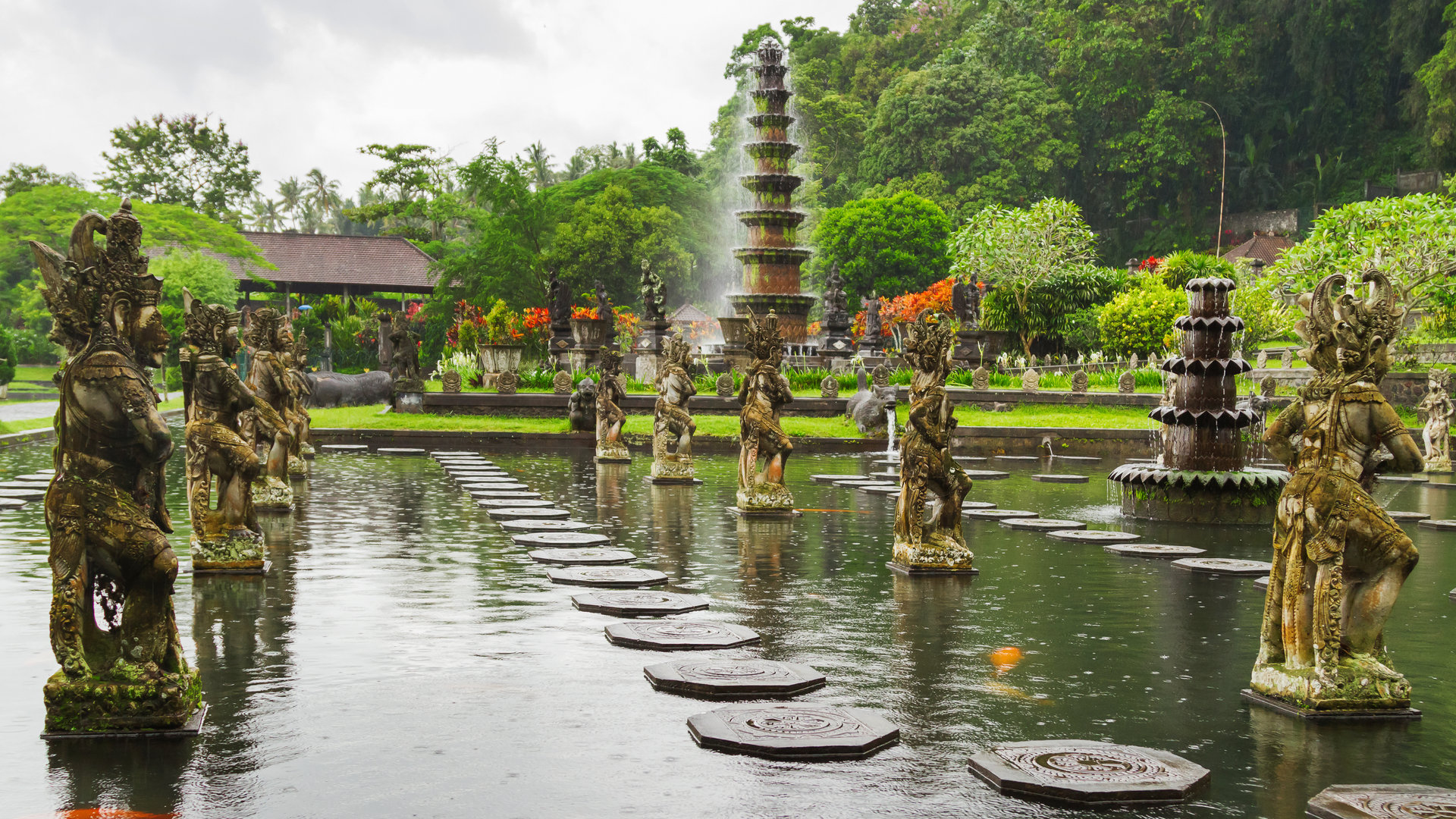 Jardines de agua balineses con esculturas tradicionales y vegetación
